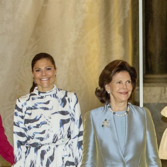 La reine Silvia de Suède, la princesse Victoria et la princesse Sofia étaient réunies le 17 octobre 2016 au palais royal Drottningholm à Stockholm pour inaugurer l'exposition des robes de mariée royales.