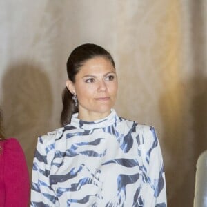 La reine Silvia de Suède, la princesse Victoria et la princesse Sofia étaient réunies le 17 octobre 2016 au palais royal Drottningholm à Stockholm pour inaugurer l'exposition des robes de mariée royales.