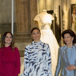 La reine Silvia de Suède, la princesse Victoria et la princesse Sofia étaient réunies le 17 octobre 2016 au palais royal Drottningholm à Stockholm pour inaugurer l'exposition des robes de mariée royales.