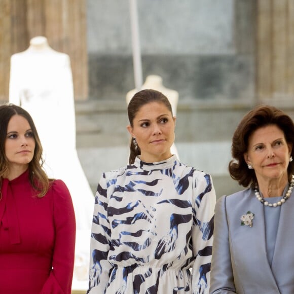 La reine Silvia de Suède, la princesse Victoria et la princesse Sofia étaient réunies le 17 octobre 2016 au palais royal Drottningholm à Stockholm pour inaugurer l'exposition des robes de mariée royales.