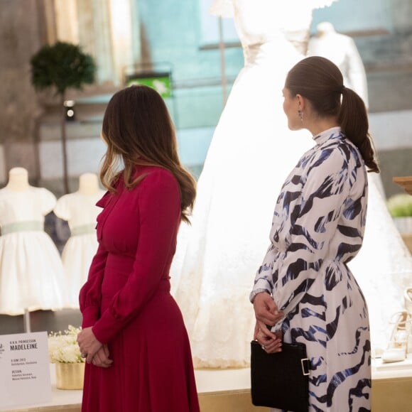 La reine Silvia de Suède, la princesse Victoria et la princesse Sofia étaient réunies le 17 octobre 2016 au palais royal Drottningholm à Stockholm pour inaugurer l'exposition des robes de mariée royales.