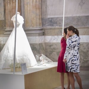 Sofia et Victoria de Suède le 17 octobre 2016 au palais royal Drottningholm à Stockholm pour inaugurer l'exposition des robes de mariée royales.