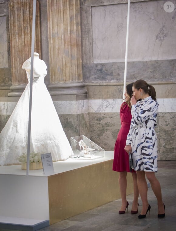 Sofia et Victoria de Suède le 17 octobre 2016 au palais royal Drottningholm à Stockholm pour inaugurer l'exposition des robes de mariée royales.