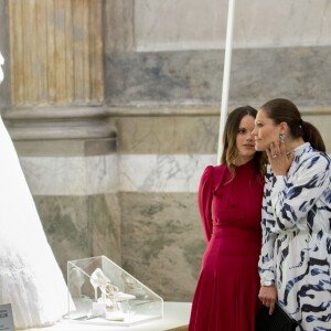 La princesse Sofia et la princesse Victoria de Suède le 17 octobre 2016 au palais royal Drottningholm à Stockholm pour inaugurer l'exposition des robes de mariée royales.