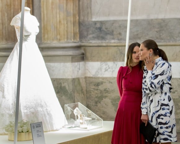 La princesse Sofia et la princesse Victoria de Suède le 17 octobre 2016 au palais royal Drottningholm à Stockholm pour inaugurer l'exposition des robes de mariée royales.