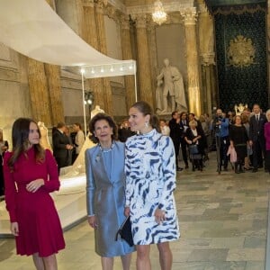 La reine Silvia de Suède, la princesse Victoria et la princesse Sofia étaient réunies le 17 octobre 2016 au palais royal Drottningholm à Stockholm pour inaugurer l'exposition des robes de mariée royales.