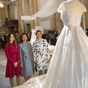 La reine Silvia de Suède, la princesse Victoria et la princesse Sofia étaient réunies (observant ici la robe de la princesse Madeleine, absente pour cause de maladie) le 17 octobre 2016 au palais royal Drottningholm à Stockholm pour inaugurer l'exposition des robes de mariée royales.