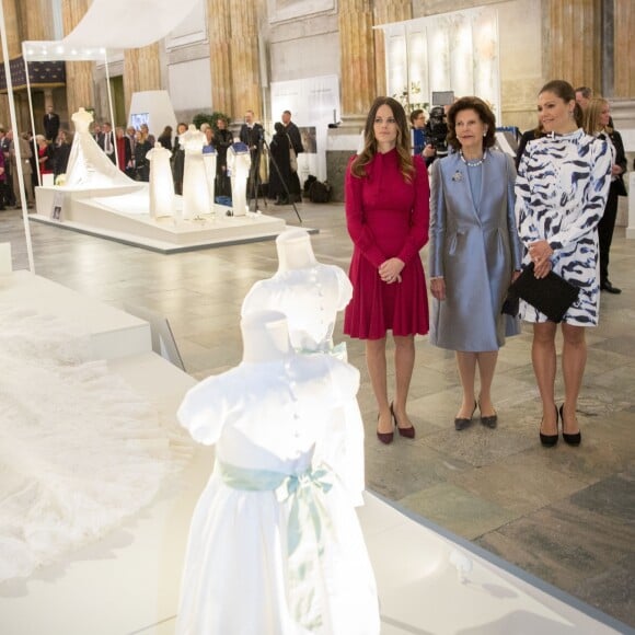 La reine Silvia de Suède, la princesse Victoria et la princesse Sofia étaient réunies le 17 octobre 2016 au palais royal Drottningholm à Stockholm pour inaugurer l'exposition des robes de mariée royales.