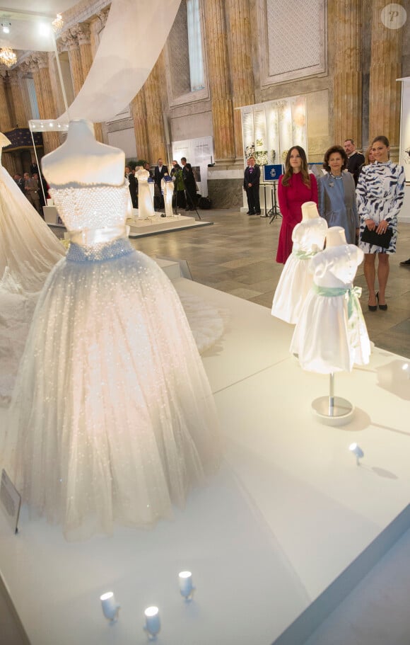 La reine Silvia de Suède, la princesse Victoria et la princesse Sofia étaient réunis le 17 octobre 2016 au palais royal Drottningholm à Stockholm pour inaugurer l'exposition des robes de mariée royales.