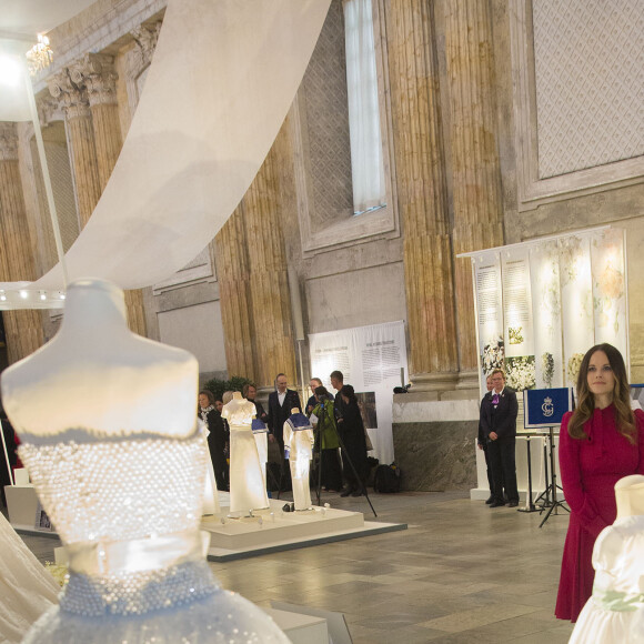 La reine Silvia de Suède, la princesse Victoria et la princesse Sofia étaient réunis le 17 octobre 2016 au palais royal Drottningholm à Stockholm pour inaugurer l'exposition des robes de mariée royales.