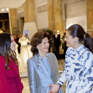 La reine Silvia de Suède, la princesse Victoria et la princesse Sofia étaient ensemble le 17 octobre 2016 au palais royal Drottningholm à Stockholm pour inaugurer l'exposition des robes de mariée royales.