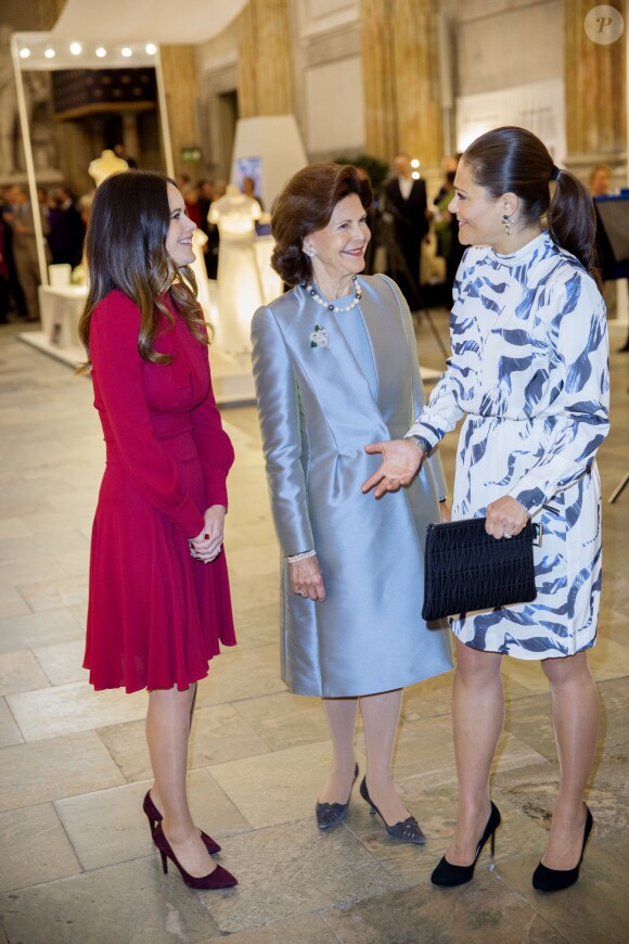 La reine Silvia de Suède, la princesse Victoria et la princesse Sofia étaient ensemble le 17 octobre 2016 au palais royal Drottningholm à Stockholm pour inaugurer l'exposition des robes de mariée royales.