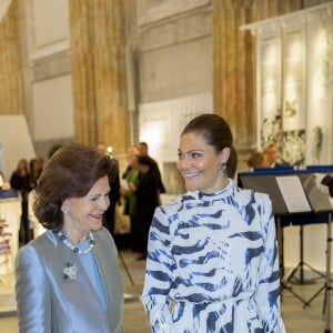 La reine Silvia de Suède, la princesse Victoria et la princesse Sofia étaient réunies le 17 octobre 2016 au palais royal Drottningholm à Stockholm pour inaugurer l'exposition des robes de mariée royales.