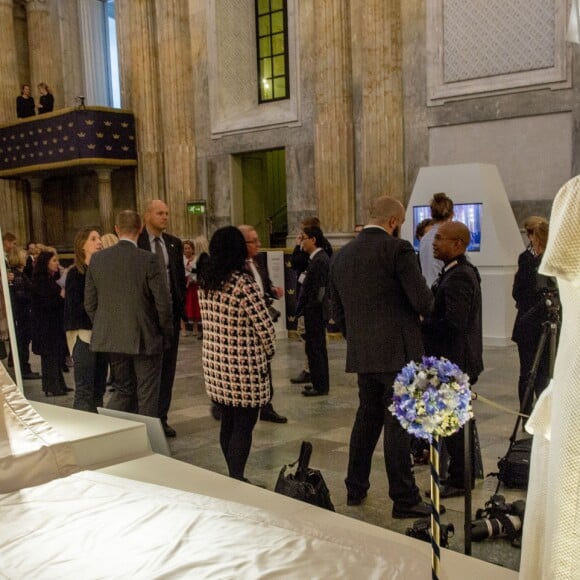 La reine Silvia de Suède, la princesse Victoria et la princesse Sofia étaient réunies le 17 octobre 2016 au palais royal Drottningholm à Stockholm pour inaugurer l'exposition des robes de mariée royales.