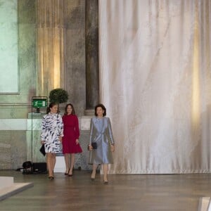 La reine Silvia de Suède, la princesse Victoria et la princesse Sofia étaient réunies le 17 octobre 2016 au palais royal Drottningholm à Stockholm pour inaugurer l'exposition des robes de mariée royales.