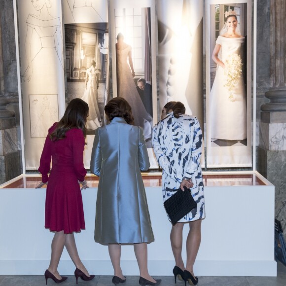 La reine Silvia de Suède, la princesse Victoria et la princesse Sofia étaient réunies le 17 octobre 2016 au palais royal Drottningholm à Stockholm pour inaugurer l'exposition des robes de mariée royales.