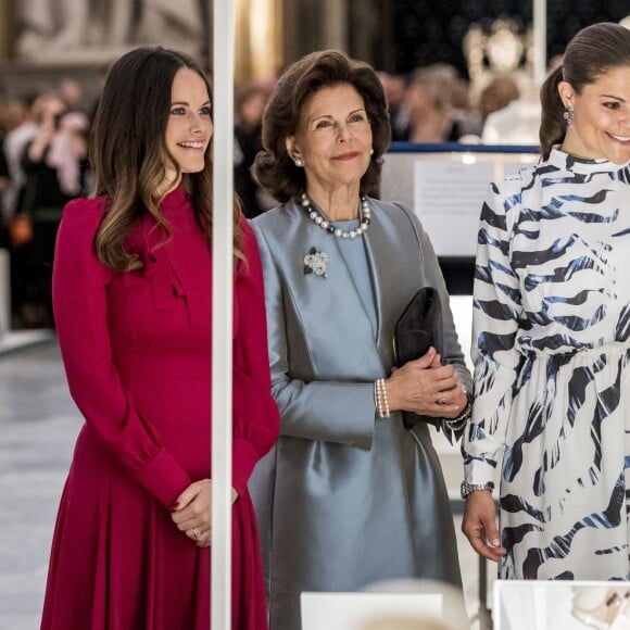 La reine Silvia de Suède, la princesse Victoria et la princesse Sofia étaient réunies le 17 octobre 2016 au palais royal Drottningholm à Stockholm pour inaugurer l'exposition des robes de mariée royales.