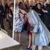 La reine Silvia de Suède, la princesse Victoria et la princesse Sofia le 17 octobre 2016 au palais royal Drottningholm à Stockholm pour inaugurer l'exposition des robes de mariée royales.