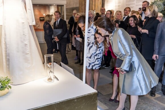 La reine Silvia de Suède, la princesse Victoria et la princesse Sofia le 17 octobre 2016 au palais royal Drottningholm à Stockholm pour inaugurer l'exposition des robes de mariée royales.
