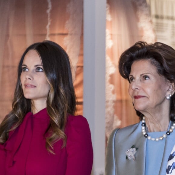 La reine Silvia de Suède, la princesse Victoria et la princesse Sofia étaient réunies le 17 octobre 2016 au palais royal Drottningholm à Stockholm pour inaugurer l'exposition des robes de mariée royales.