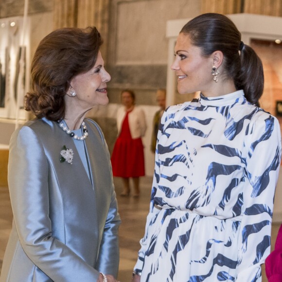La reine Silvia de Suède, la princesse Victoria et la princesse Sofia étaient réunies le 17 octobre 2016 au palais royal Drottningholm à Stockholm pour inaugurer l'exposition des robes de mariée royales.