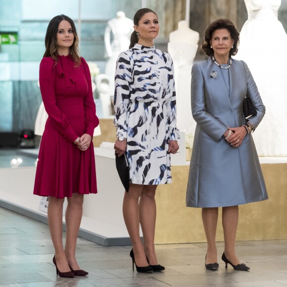 La reine Silvia de Suède, la princesse Victoria et la princesse Sofia étaient réunies le 17 octobre 2016 au palais royal Drottningholm à Stockholm pour inaugurer l'exposition des robes de mariée royales.