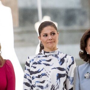 La reine Silvia de Suède, la princesse Victoria et la princesse Sofia étaient réunies le 17 octobre 2016 au palais royal Drottningholm à Stockholm pour inaugurer l'exposition des robes de mariée royales.