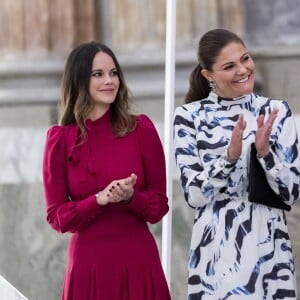 La reine Silvia de Suède, la princesse Victoria et la princesse Sofia étaient réunies le 17 octobre 2016 au palais royal Drottningholm à Stockholm pour inaugurer l'exposition des robes de mariée royales.