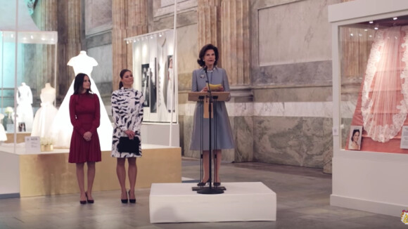 La reine Silvia de Suède était entourée de sa fille la princesse Victoria et sa belle-fille la princesse Sofia le 17 octobre 2016 au palais Drottningholm à Stockholm pour inaugurer avec émotion l'exposition Les robes de mariage royal 1976-2015.