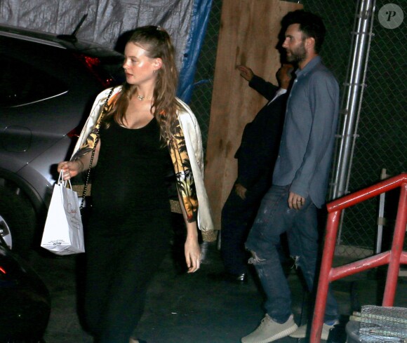 Adam Levine et sa femme Behati Prinsloo enceinte à la sortie du restaurant Craig's à West Hollywood, le 30 juillet 2016.