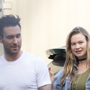 Adam Levine, chanteur de Maroon 5, et sa femme Behati Prinsloo, enceinte de 5 mois, vont dîner au restaurant Craig à West Hollywood le 3 mai 2016. Exclusive - For Germany please call for price - No web use without fees agreement Maroon 5 singer Adam Levine and his pregnant model wife Behati Prinsloo go to dinner together at Craig's Restaurant in West Hollywood, California on May 3, 2016. Behati, who is now five months pregnant, showed off her growing baby bump during their dinner date.03/05/2016 - Los Angeles