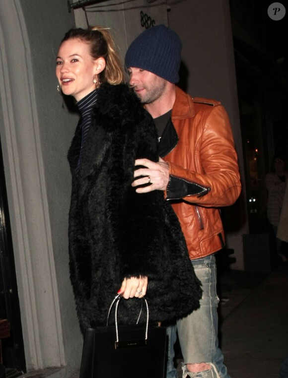 Le chanteur Adam Levine et sa femme Behati Prinsloo sortent du Craig's Restaurant de West Hollywood à Los Angeles le 27 novembre 2015.