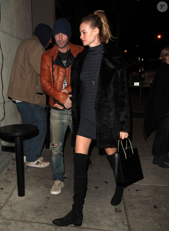 Le chanteur Adam Levine et sa femme Behati Prinsloo sortent du Craig's Restaurant de West Hollywood à Los Angeles le 27 novembre 2015.