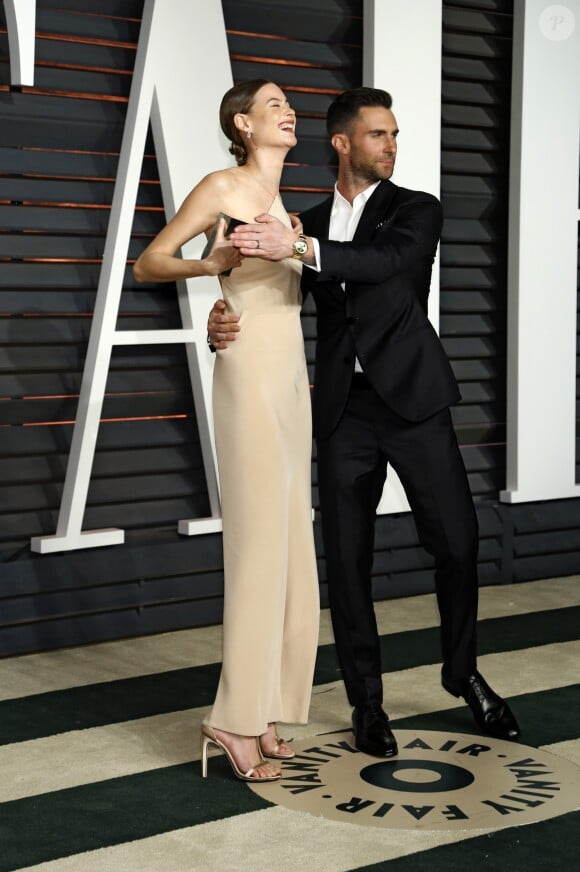 Behati Prinsloo et Adam Levine - People à la soirée "Vanity Fair Oscar Party" à Hollywood, le 22 février 2015.
