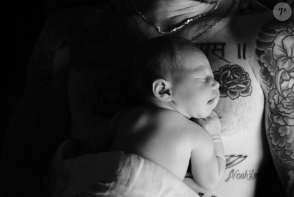 Adam Levine annonce la naissance de sa fille, Dusty Rose (octobre 2016).