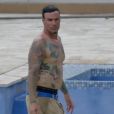 Exclusif - Le rappeur Vanilla Ice, de son vrai nom Robert Van Winkle, se prélasse au bord d'une piscine à Miami. Le 5 septembre 2015