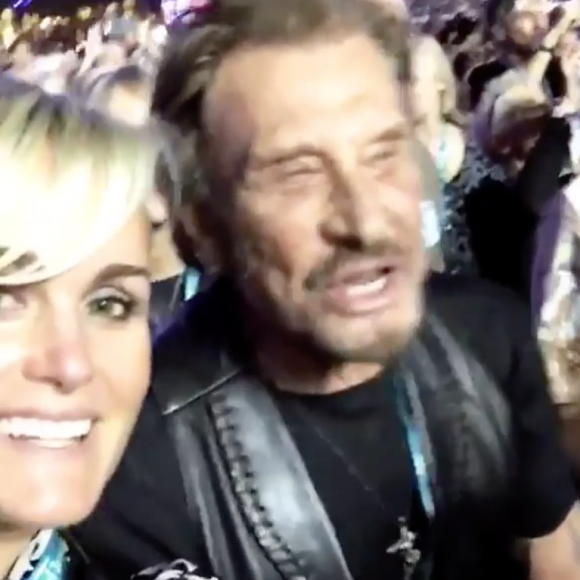 Johnny et Laeticia Hallyday chantent à tue-tête durant le concert des Rolling Stones à Indio, le 14 octobre 2016. (Capture d'écran d'une vidéo postée sur Instagram)