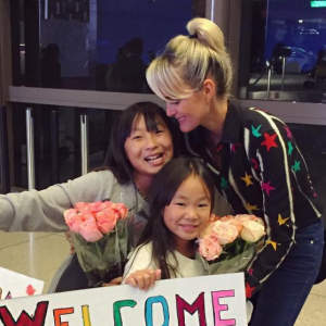 Laeticia Hallyday, de retour du Vietnam, a reçu un accueil surprise de ses filles et de son époux - À Los Angeles, octobre 2016.