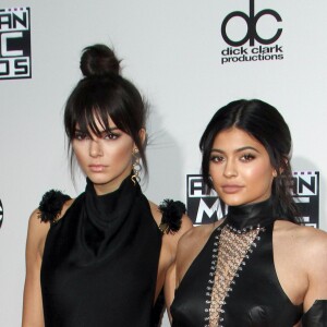 Kylie Jenner et sa soeur Kendall Jenner - La 43ème cérémonie annuelle des "American Music Awards" à Los Angeles, le 22 novembre 2015.