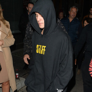 Justin Bieber accueilli par ses fans à la sortie de son concert à Londres, le 17 octobre 2016 © CPA/Bestimage17/10/2016 - Londres