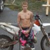 Exclusif - Prix Spécial - No web - Justin Bieber fait du motocross torse-nu malgré la pluie à Stockholm pour se détendre avant son concert le 29 septembre 2016.