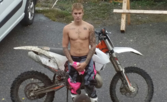 Exclusif - Prix Spécial - No web - Justin Bieber fait du motocross torse-nu malgré la pluie à Stockholm pour se détendre avant son concert le 29 septembre 2016.