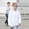 Justin Bieber quitte son hôtel, Le Royal Monceau, pour se rendre à l'Arc de Triomphe puis au Père Lachaise pour visiter la tombe de Jim Morrison. Le chanteur sera en concert à partir du 20 septembre à Paris.