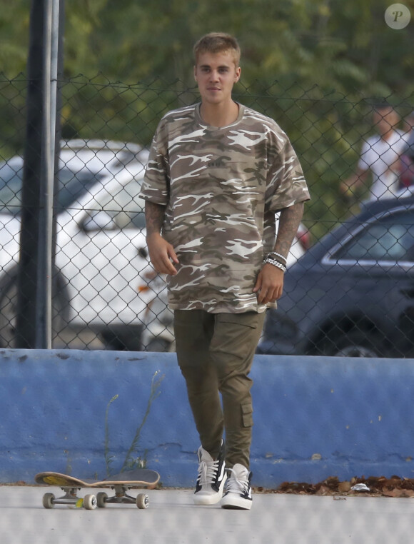 Semi-Exclusif - Justin Bieber fait du skateboard et s'amuse avec son père Jeremy et des amis avant d'aller manger une glace, à Ibiza, le 13 septembre 2016.