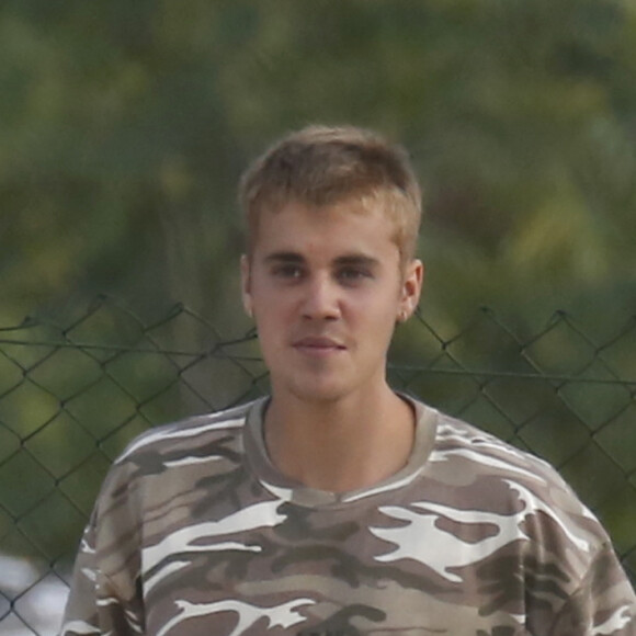 Semi-Exclusif - Justin Bieber fait du skateboard et s'amuse avec son père Jeremy et des amis avant d'aller manger une glace, à Ibiza, le 13 septembre 2016.