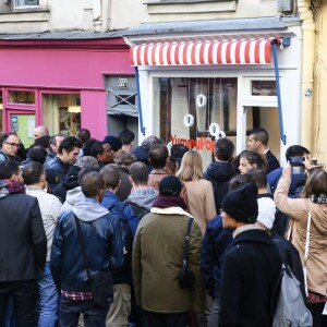 Ouverture de la boutique de popcorn "Yummy Pop" de Scarlett Johansson et son mari Romain Dauriac dans le quartier du Marais à Paris, France, le 22 octobre 2016. L'actrice américaine inaugurera samedi après-midi la boutique de pop-corn aromatisés qu'elle lance avec son époux, le publicitaire français Romain Dauriac. La comédienne a promis de servir au comptoir pour l'ouverture. Truffe, parmesan, sauge, cheddar, sirop d'érable, fraises et chantilly: les recettes de saison ont été imaginées par le chef américain Will Horowitz (le Ducks Eater à New York)