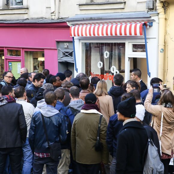 Ouverture de la boutique de popcorn "Yummy Pop" de Scarlett Johansson et son mari Romain Dauriac dans le quartier du Marais à Paris, France, le 22 octobre 2016. L'actrice américaine inaugurera samedi après-midi la boutique de pop-corn aromatisés qu'elle lance avec son époux, le publicitaire français Romain Dauriac. La comédienne a promis de servir au comptoir pour l'ouverture. Truffe, parmesan, sauge, cheddar, sirop d'érable, fraises et chantilly: les recettes de saison ont été imaginées par le chef américain Will Horowitz (le Ducks Eater à New York)
