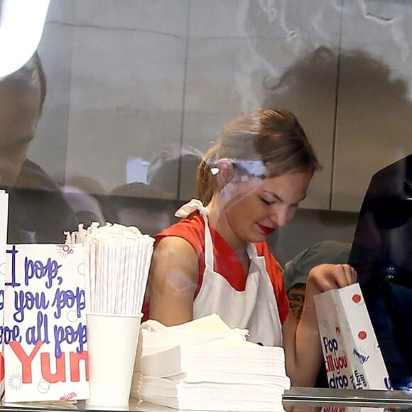 La soeur de Romain Dauriac (Gérante de l'enseigne T-Shirt rouge) - Ouverture de la boutique de popcorn "Yummy Pop" de Scarlett Johansson et son mari Romain Dauriac dans le quartier du Marais à Paris, France, le 22 octobre 2016. L'actrice américaine inaugurera samedi après-midi la boutique de pop-corn aromatisés qu'elle lance avec son époux, le publicitaire français Romain Dauriac. La comédienne a promis de servir au comptoir pour l'ouverture.