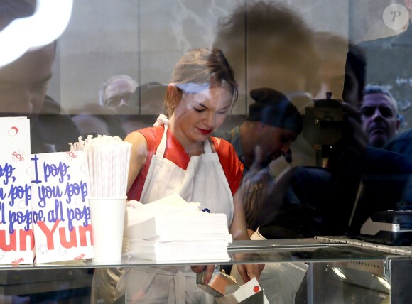 La soeur de Romain Dauriac (Gérante de l'enseigne T-Shirt rouge) - Ouverture de la boutique de popcorn "Yummy Pop" de Scarlett Johansson et son mari Romain Dauriac dans le quartier du Marais à Paris, France, le 22 octobre 2016.