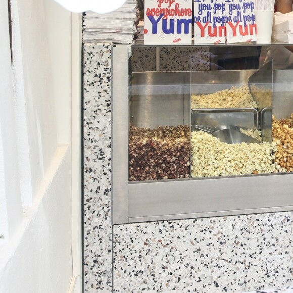 La sœur de Romain Dauriac (Gérante de l'endeigne T-Shirt rouge) - Ouverture de la boutique de popcorn "Yummy Pop" de Scarlett Johansson et son mari Romain Dauriac dans le quartier du Marais à Paris, France, le 22 octobre 2016.